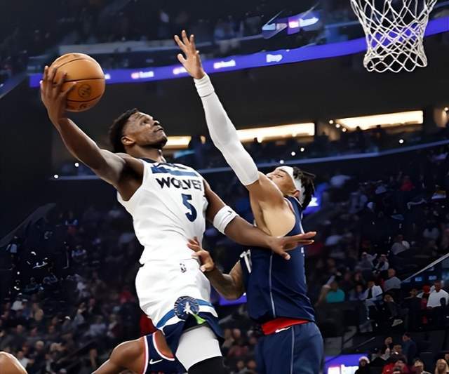 星空体育平台-三分惜败！主帅布置战术，哈登冷眼旁观！快船暗战继续！