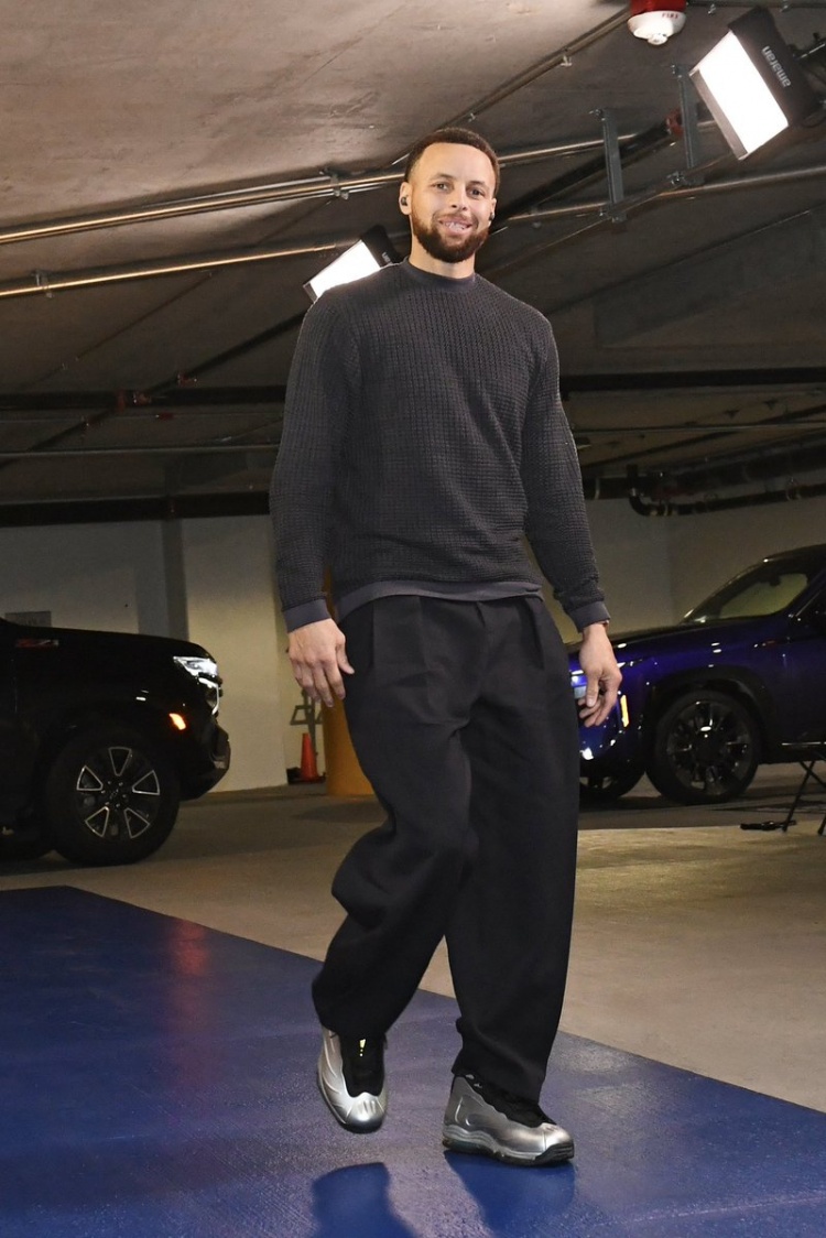 致敬马刺名宿！库里今日入场上脚邓肯经典Nike“钢铁”球鞋